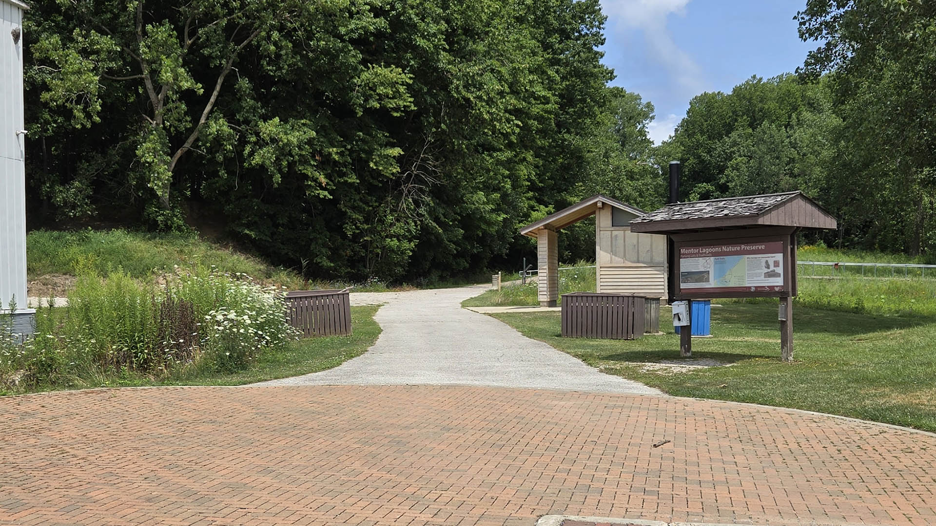 Main trailhead at Mentor Lagoons Nature Preserve